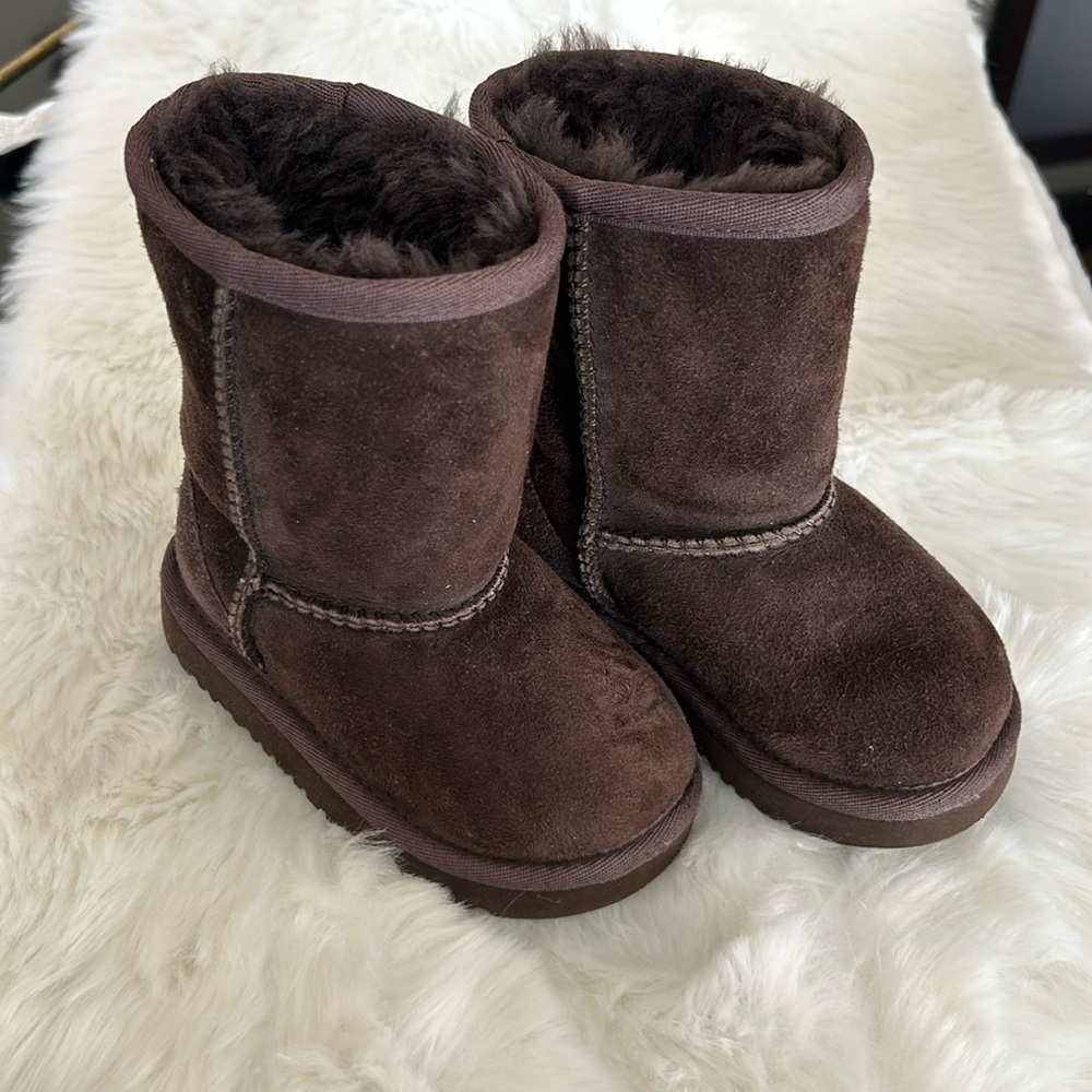 Gentle used UGG girls boot. Suize 7 toddler.